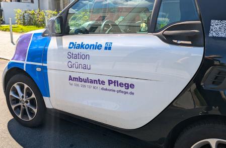 Ein Auto der Diakonie-Station Grünau 