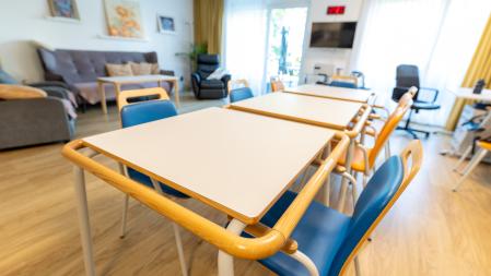 Seniorengerechte Tische in der Wohngemeinschaft