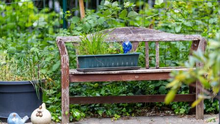 Sitzbank auf der Terrasse der Wohngemeinschaft