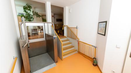 Innenansicht der Wohngemeinschaftsräume mit dem Lift