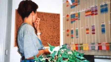 Pflegekraft betrachtet Dienstpaln Berlin Pankow