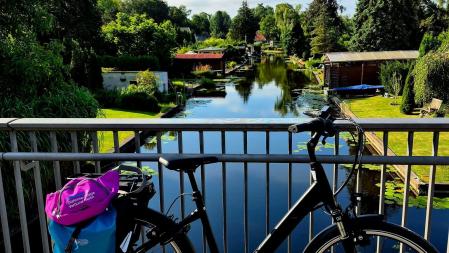 Mitarbeitende erzählen Mitarbeitende mit dem Rad in Rahnsdorf unterwegs