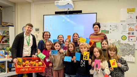 Übergabe von Grußkarten und Obst für ältere Menschen zu Weihnachten von Schüler*innen der Grundschule am Kollwitzplatz Übergabe von Grußkarten und Obst für ältere Menschen zu Weihnachten von Schüler*innen der Grundschule am Kollwitzplatz
