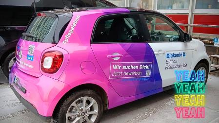 Auto mit Recruitingbeschriftung