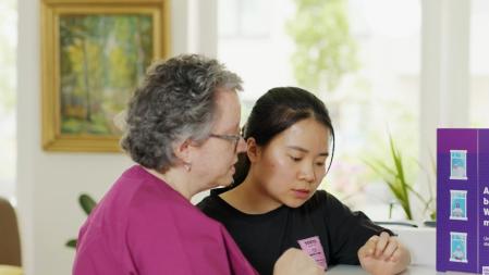 Praxisantleiterin arbeitet mit unserem Azubi