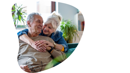 &Auml;ltere Dame umarmt ihren Mann