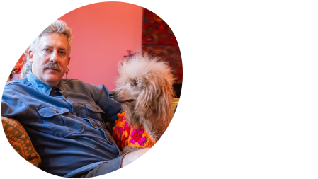 Mann sitzt mit Hund auf Sofa