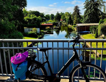 Mitarbeitende mit dem Rad in Rahnsdorf unterwegs
