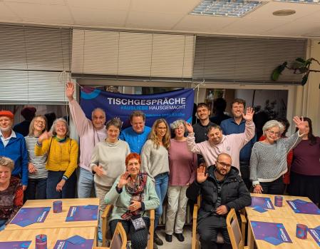 Gruppenfoto bei der Veranstaltung "Tischgespräche" Diakonie Haltestelle Kreuzberg