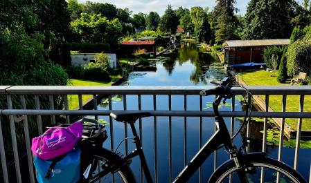 Mitarbeitende erzählen Mitarbeitende mit dem Rad in Rahnsdorf unterwegs